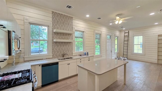 Photo - 917 W 6th St