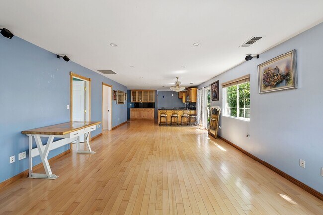 Photo - 959 E 107th St Casa