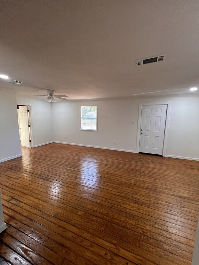 211 W Plum St