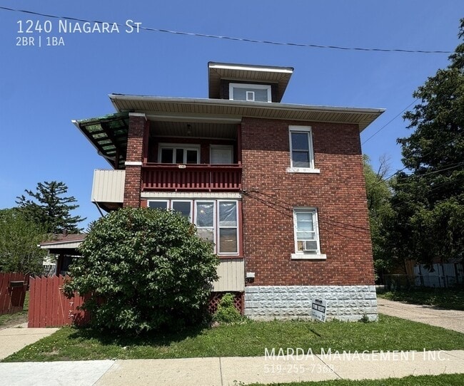 Building Photo - COZY 2 BED/1 BATH UPPER UNIT PLUS HYDRO & FREE INTERNET!!