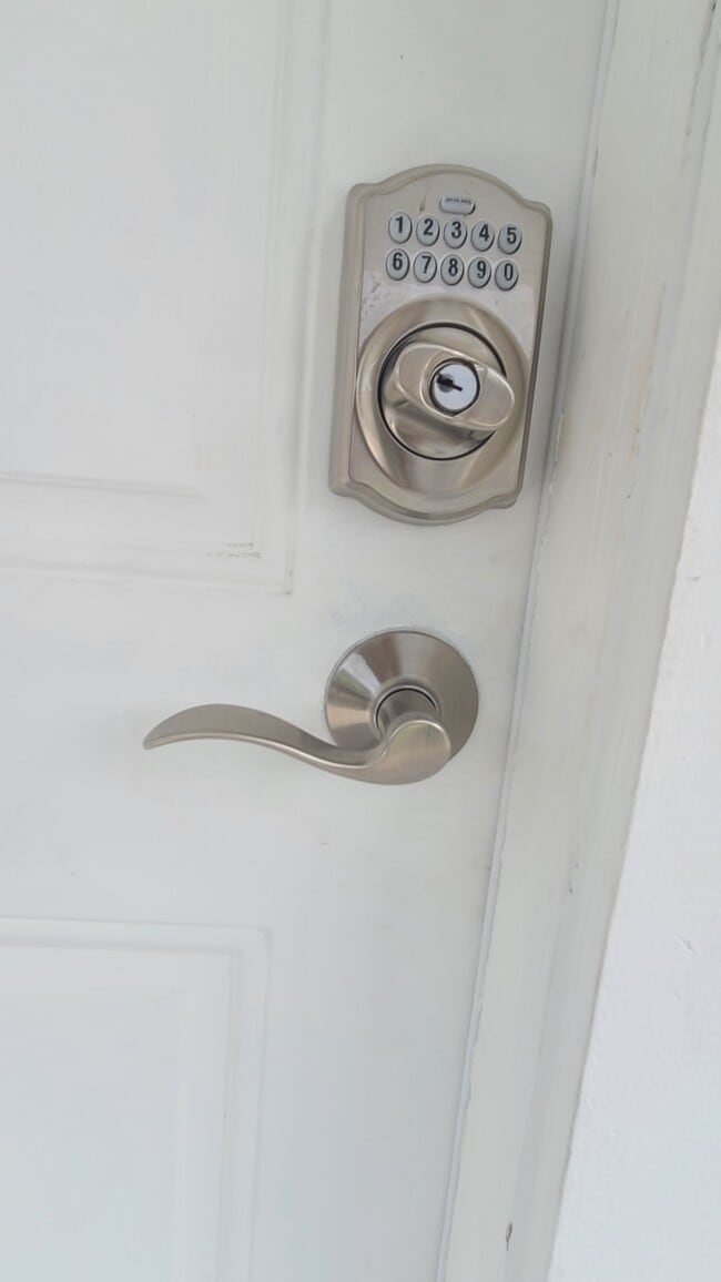 Furnished $2,200 - 2519 W Walnut St Unit A