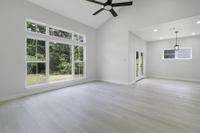 Building Photo - 611 Bridgeview Dr