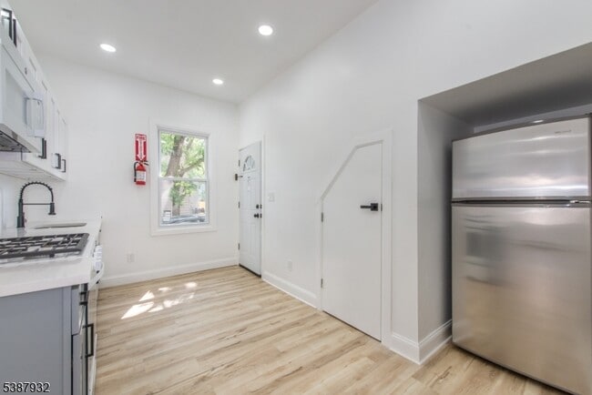 Photo - 48 N York St