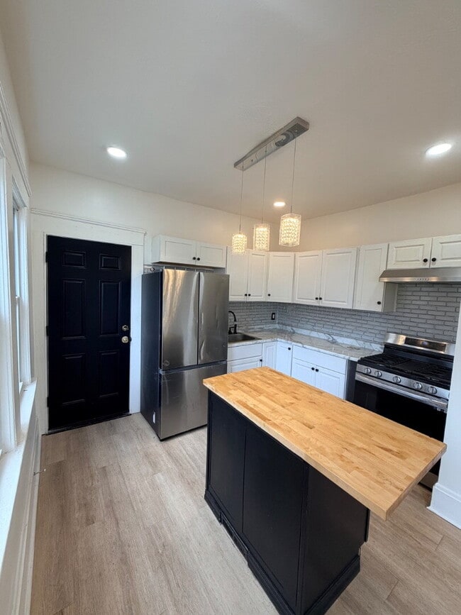 Building Photo - Fully Renovated 2-Bed Duplex | Modern Finishes Unit 1 (Down)