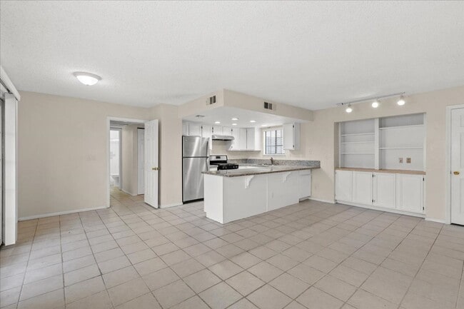 Building Photo - Completely Remodeled Kitchen, Summerlin Condo, 2 Bedroom, No Carpet
