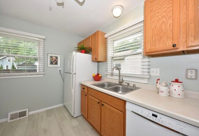 Photo - 5934 N Lydell Ave House