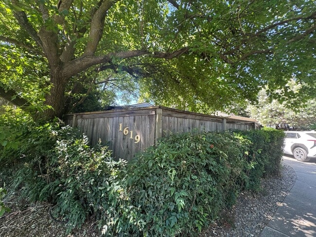 Building Photo - 6 Bedroom 2 Bathroom Home Available September 9 2026