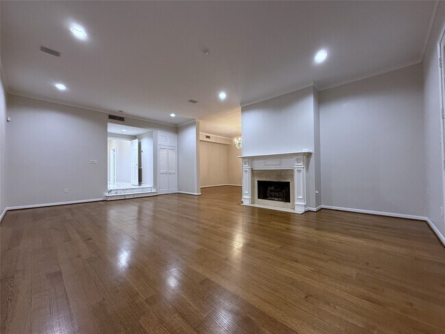 Building Photo - 2813 Saint St Rental