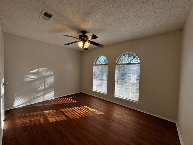 Photo - 1006 Warrington Dr