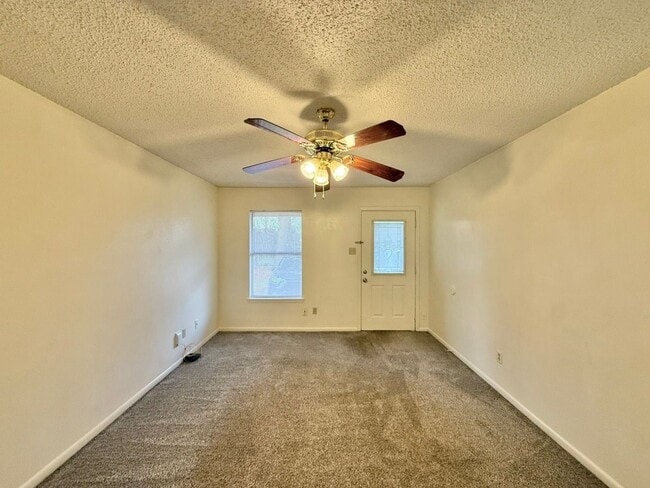 Photo - Available! 2 Bedroom 1 Bath Close to Everything! Longview, TX!