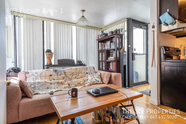 Photo - Two Bedroom Main Floor Apartment Near Bloor St W Unité 1