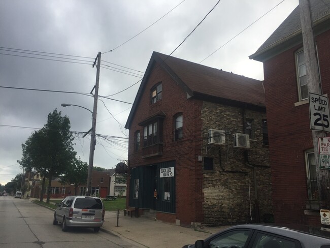 Building Photo - 815 E Locust St Unit 815-A E. Locust (Studio)