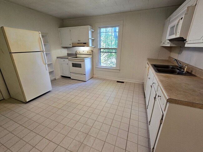 Photo - Cozy Lenoir 2/1 Bungalow with Fenced Yard ...