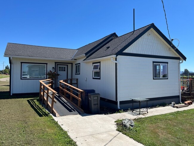 Building Photo - Large 2 bed 1 bath house in the country