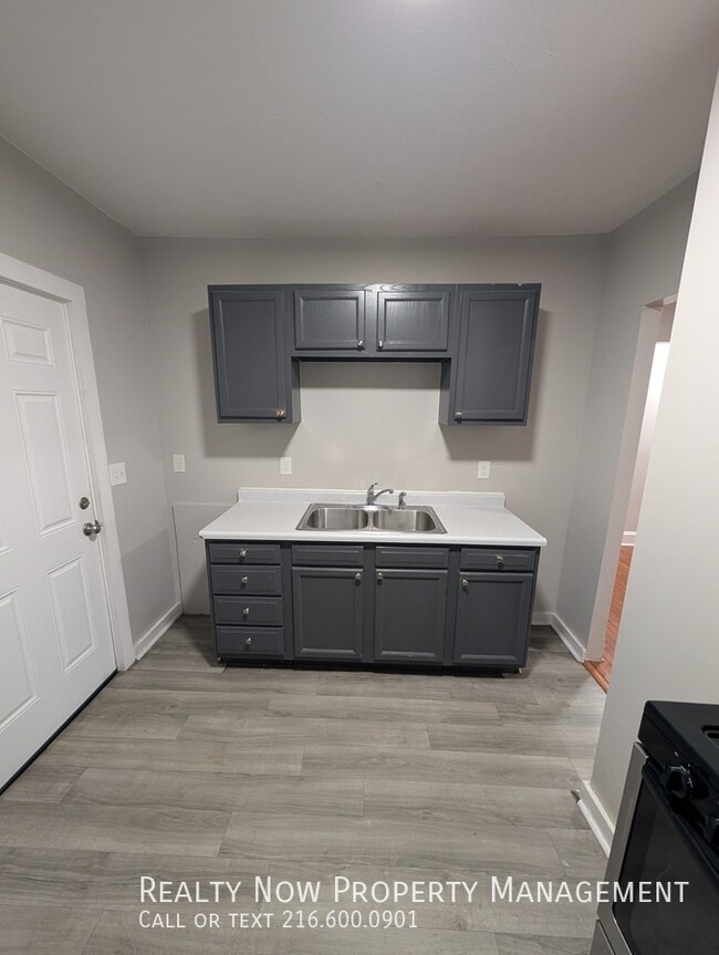 Building Photo - 1434 W 112th St