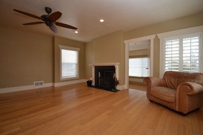 Photo - Charming 4 bed 2 bath cottage style home for rent!