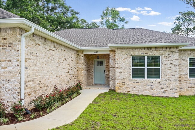 699 Pinewood Dr
