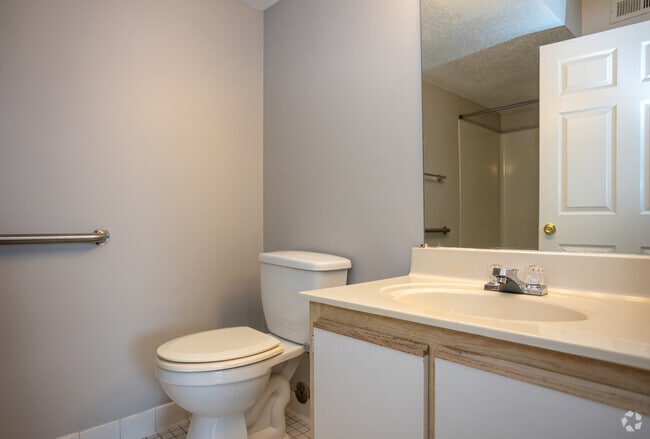 2BR,1BA - 933SF - Primary Bathroom