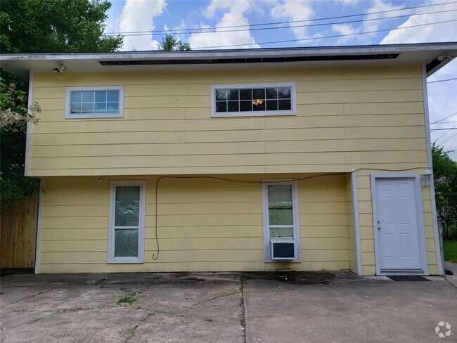 Building Photo - 2612 Mc Nay Dr Unit B Rental