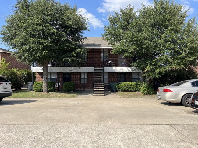 Building Photo - Spacious 2-Bedroom Apartment – Prime Locat... Unit B