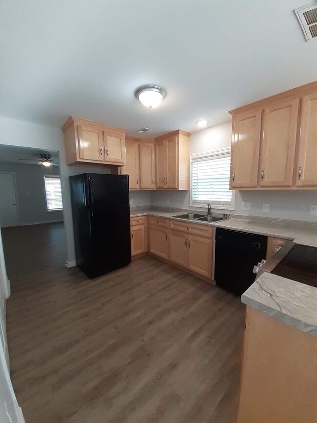 Photo - 410 E 9th St
