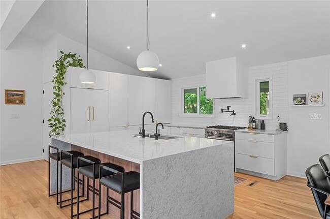 Photo - 1140 Folkstone Dr