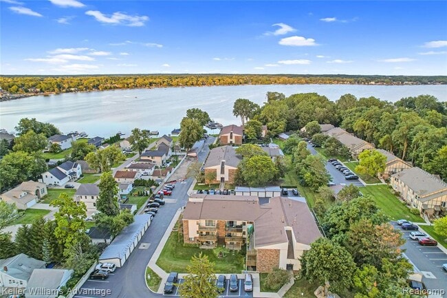 Building Photo - 855 S Pontiac Trail Unit A205