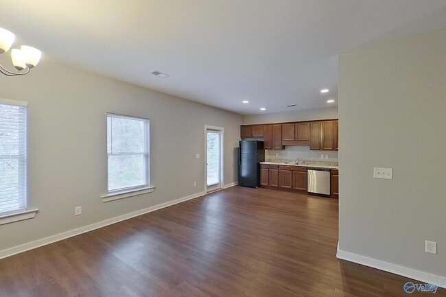 Photo - 433 White Oak Cir