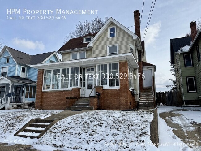 Building Photo - Spacious Updated 3 Bedroom Duplex In Massi... Unit 1/2 Rental