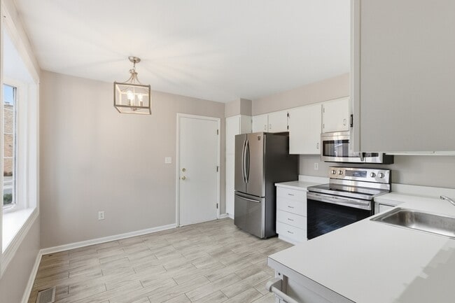 Photo - 752 Ticonderoga Ave