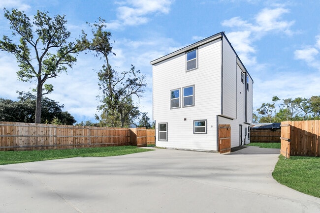 Photo - 337 Connecticut St