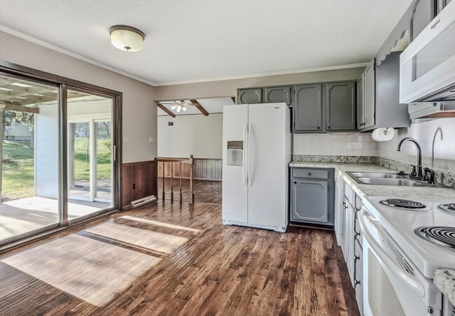 Photo - 2212 Rose Dr