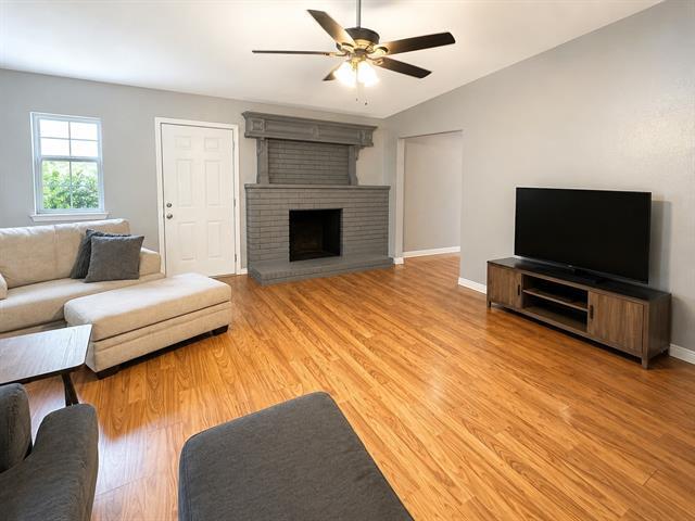Photo - 2304 Chinaberry Dr