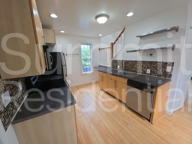 Photo - 910 Oakwood Ave