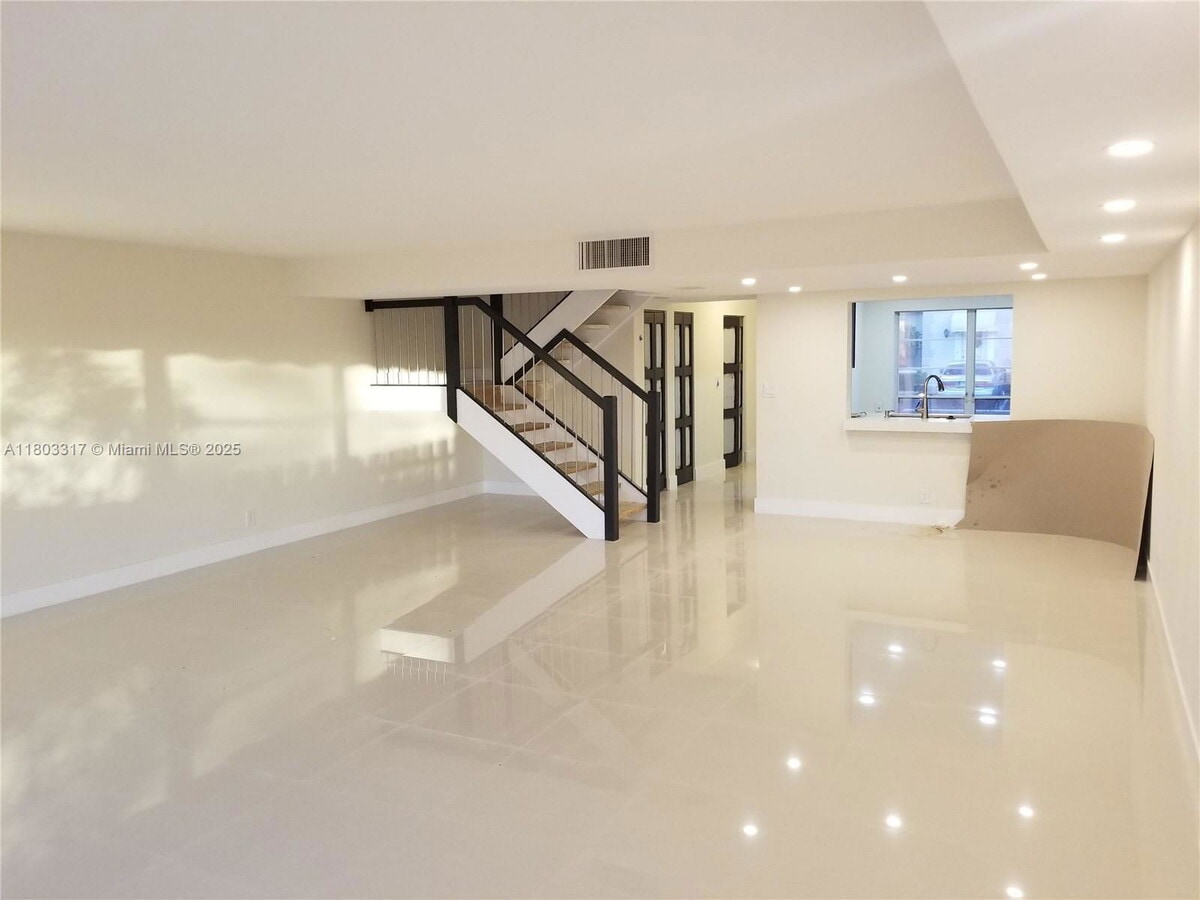 Photo - 907 NE 27th Ave