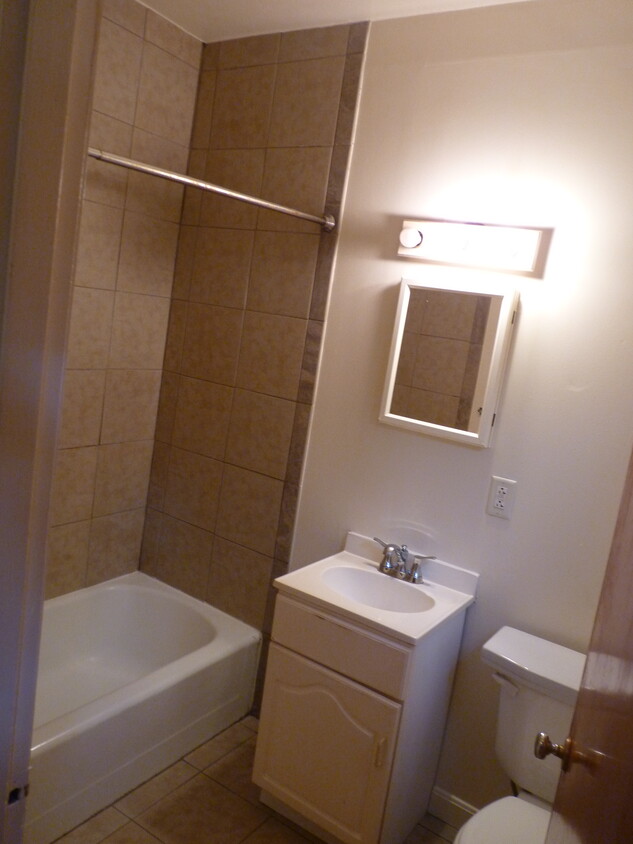 Bathroom with shower - 134 S 25th St (Pittsburgh, PA)