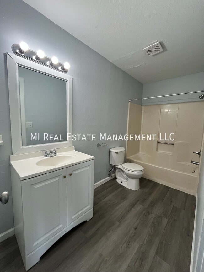 Photo - 326 Stratford Way