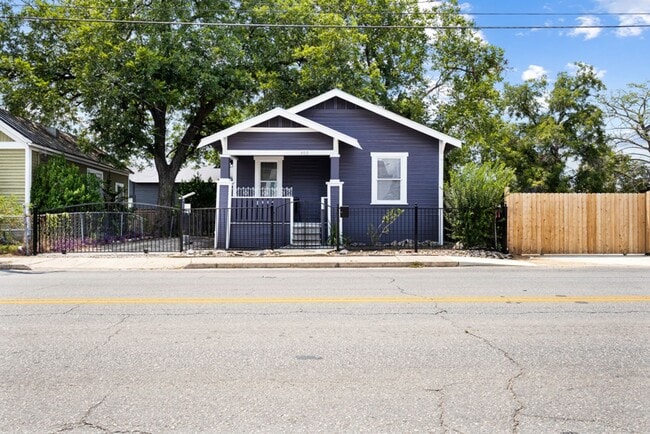 Building Photo - 2 Bedroom/1 Bath Dignowity Subdivision Rental