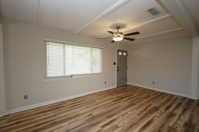 Photo - 282 Parkview Cir