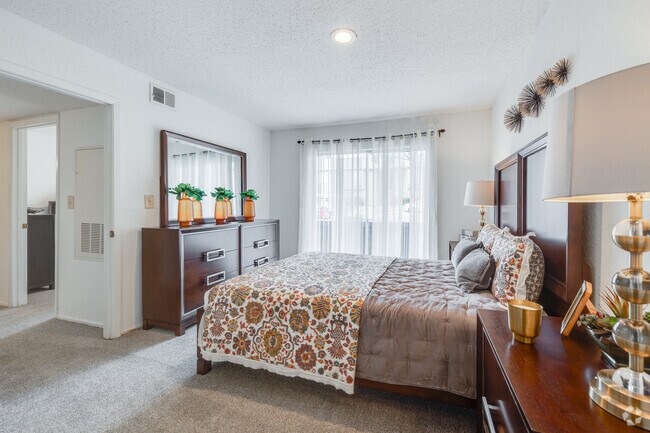 2BR, 2BA - 950SF - Bedroom