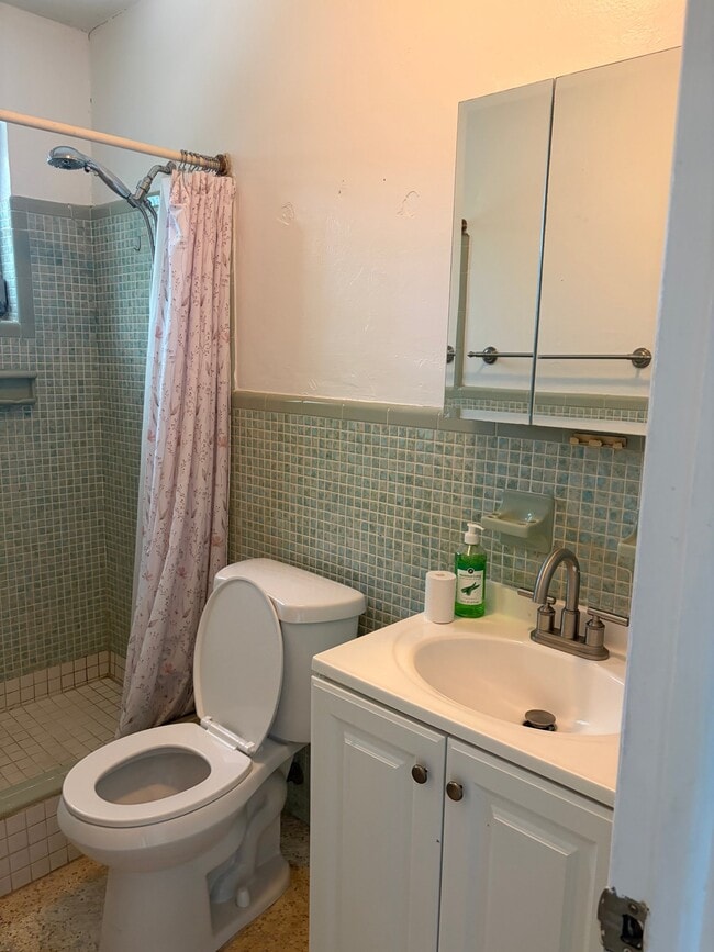 Photo - 117 N Bay Harbor Dr