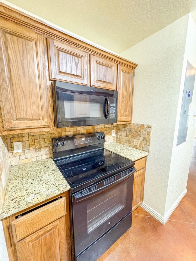 Photo - 810 E Avenue C