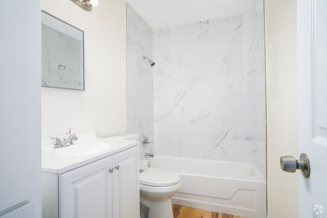 2BR, 1BA - 820SF - Primary Bathroom