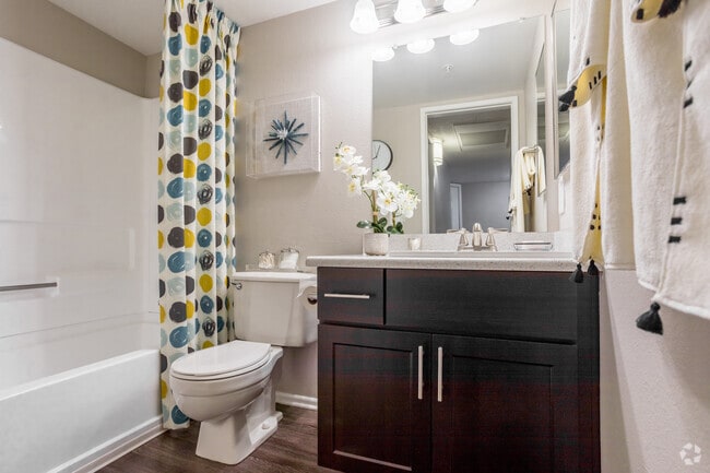 2BR, 2BA - 981 SF