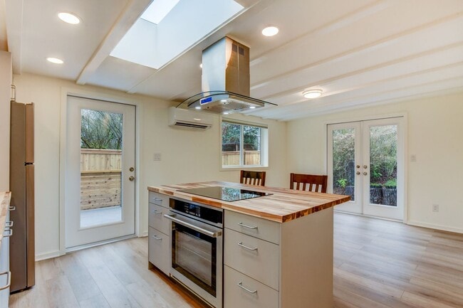 Photo - A Fresh, Open Home for a Relaxed Life by the Lake