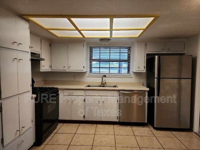 Photo - 3000 Lakeside Dr