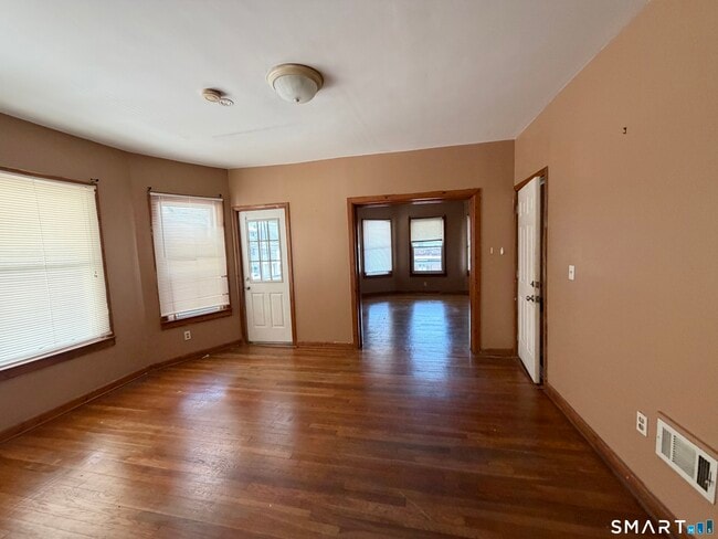 Building Photo - 1662 Fairfield Ave Unit 2nd fl