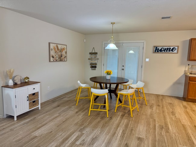 Photo - 2817 Megan Ln