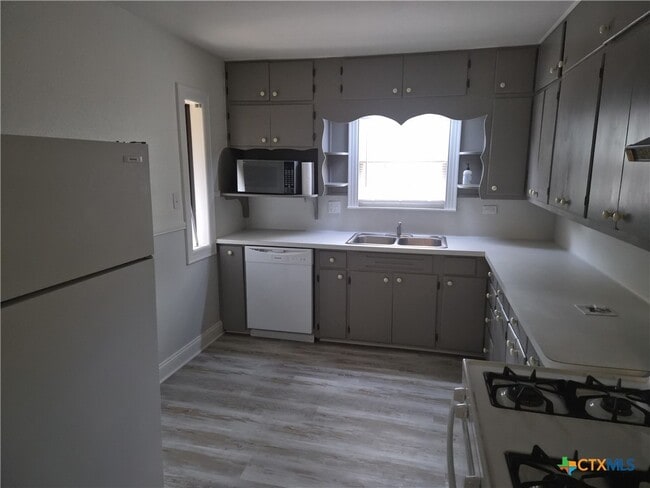 1513 Ave B