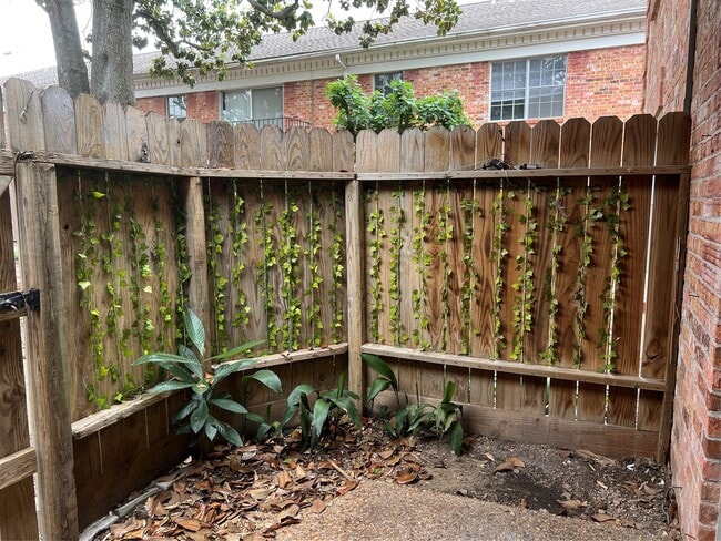 Building Photo - 2824 Briarhurst Dr Unit 9